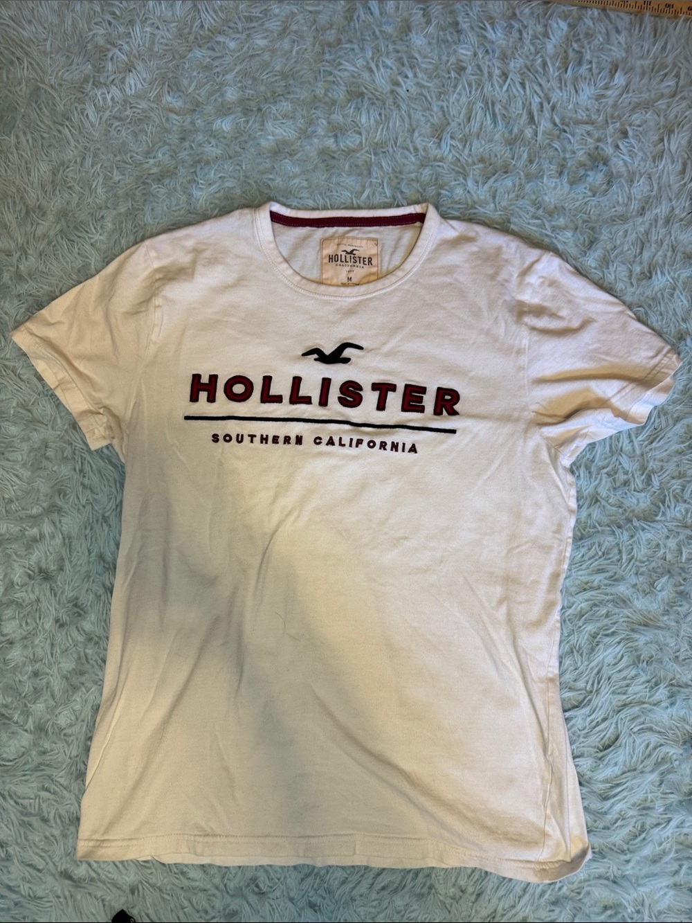 Hollister White Short-Sleeve Logo Tee with Red and Black adult medium. #53